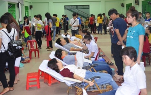 Thầy trò trường ĐH Đông Á cùng hiến máu cứu người 